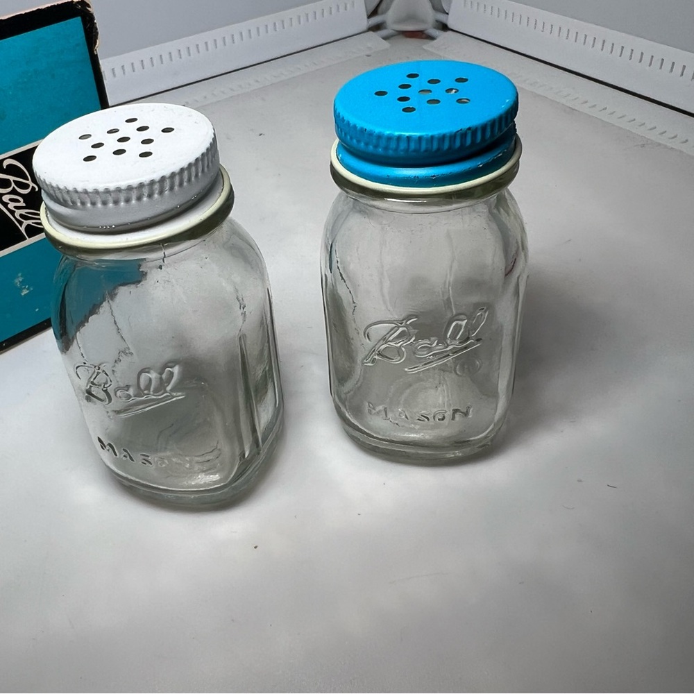 Mini Ball Mason Jar Salt & Pepper Shakers Set –Vintage Style Glass w/ Lids - Picture 6 of 7